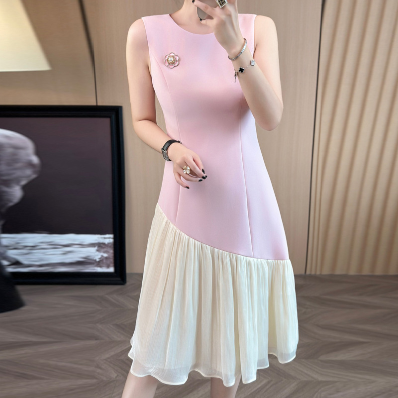 Fashionable three dimensional white summer dress with a round collar