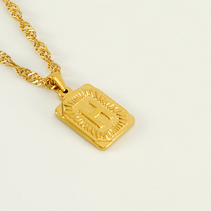Collar de cadena de onda de agua cuadrada de acero inoxidable europeo y americano transfronterizo moda de mujer Luz de lujo todo fósforo titanio acero 26 letra colgante