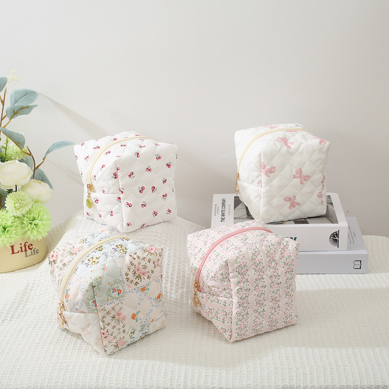 Cross-Border Floral Quilted Makeup Bag, Cute 3D Padded Clutch Small Square Bag, Travel Storage Toiletry Bag