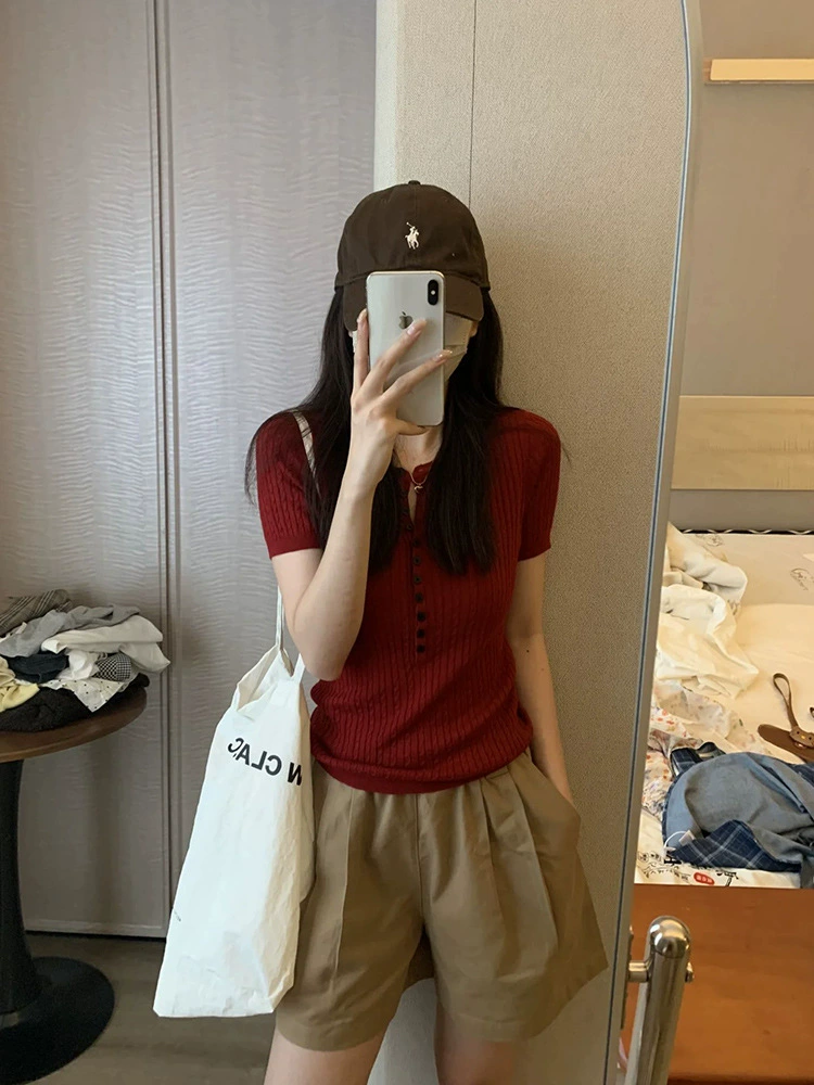 2025 новая красная футболка с коротким рукавом, летняя американская ретро-модель из ледяного шелка с закрученными пуговицами, облегающий трикотаж для женщин