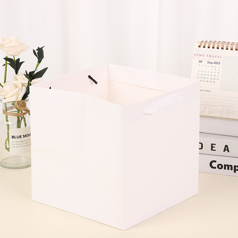 Nueva bolsa de embalaje de regalo cuadrado Bolso de papel Kraft en stock creativo de fondo ancho para hornear fábrica al por mayor bolsa de papel