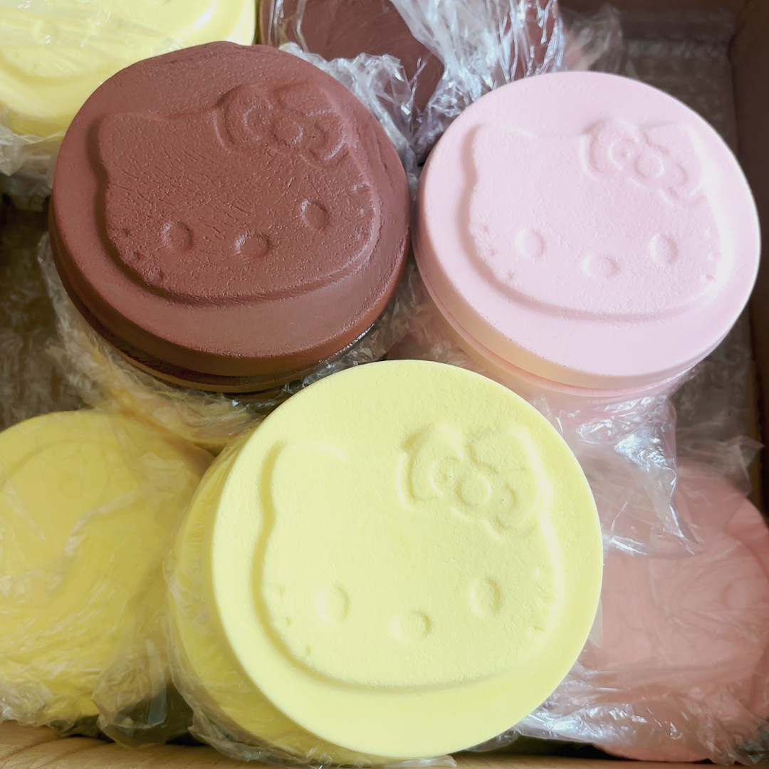 느린 리바운드를 가진 무작위의 젖고 부드러운 고양이 머리