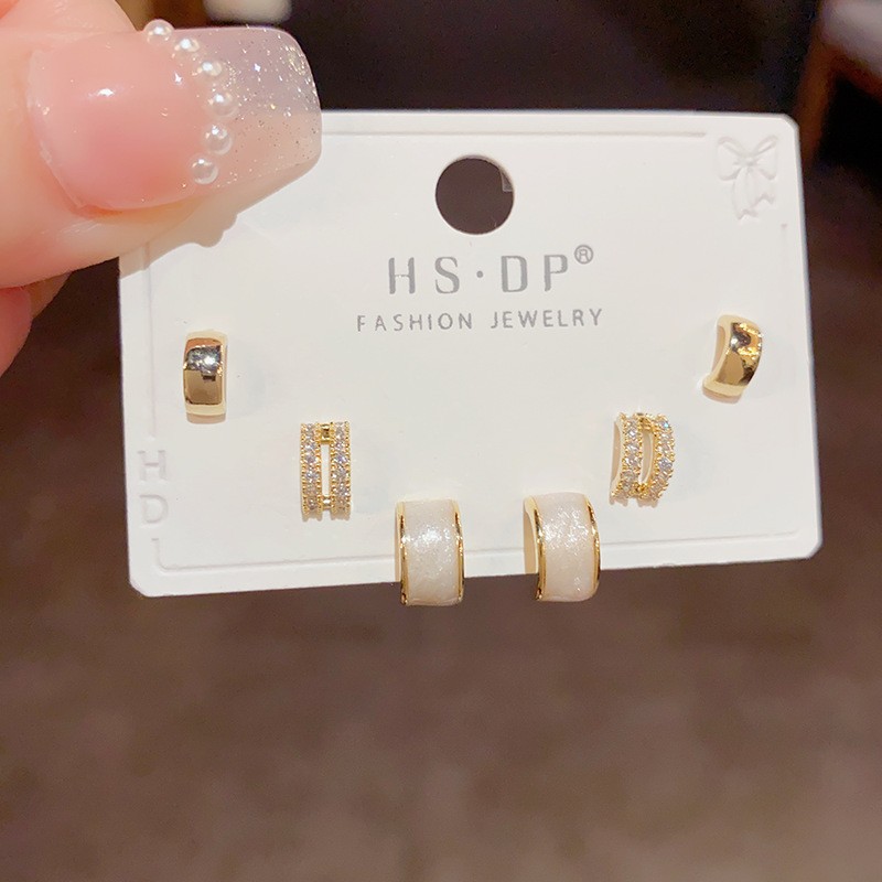 S925 aguja de plata micro incrustaciones de circón pendientes cortos pendientes de pelo corto japonés y coreano elegante todo-fósforo simple conjunto de tres piezas pendientes para las mujeres