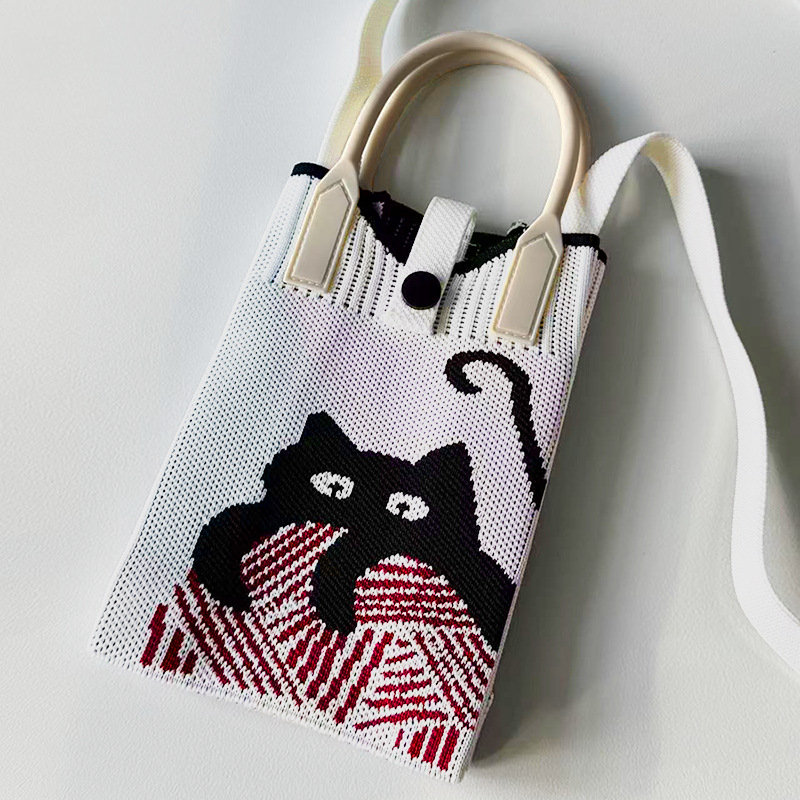 미색 새끼 고양이 공 원사