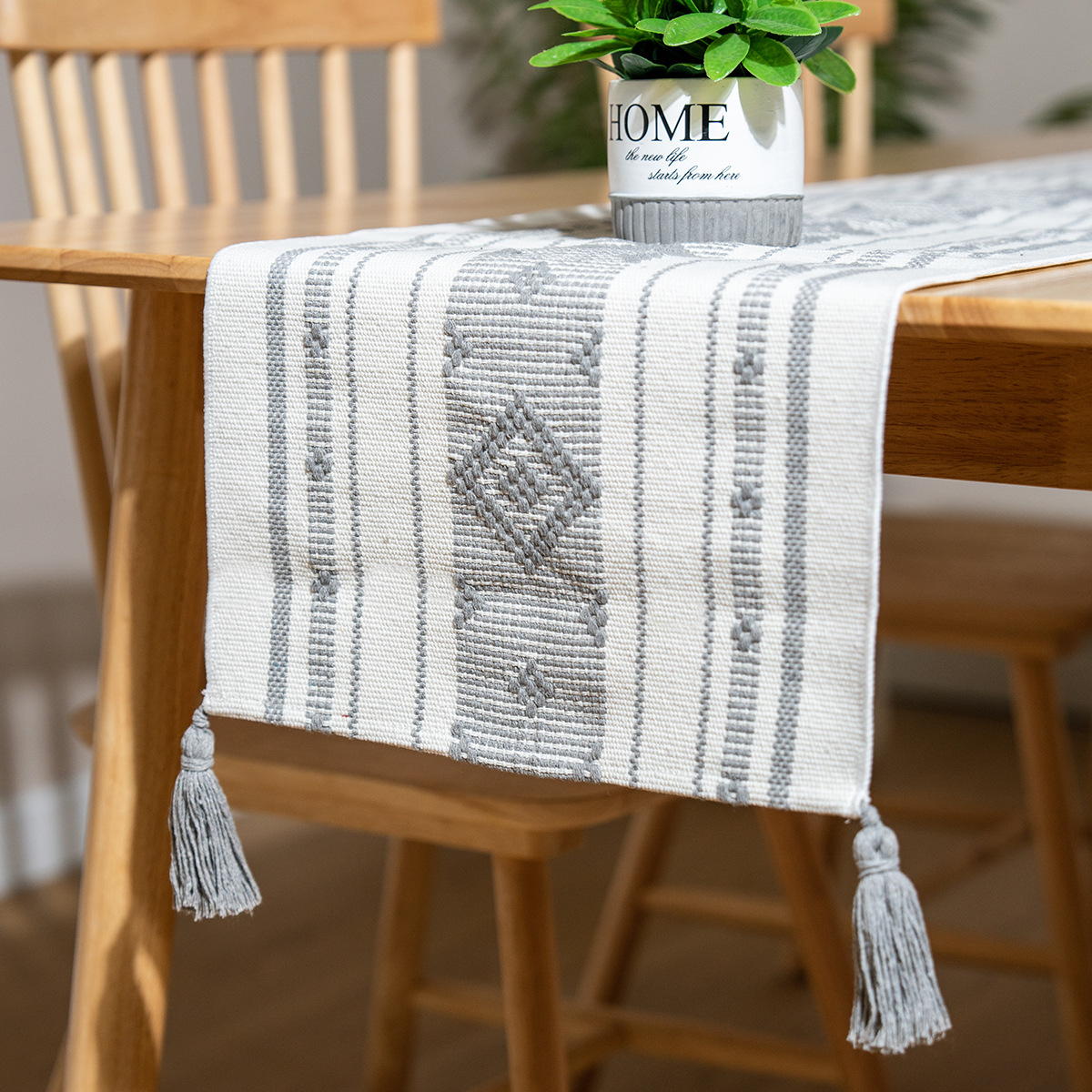 단일 다이아몬드 펜던트 테이블 러너 - 화이트 그레이