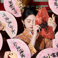 花嫁の団扇の結婚式の花嫁の朝の服を迎えて写真を撮ります。