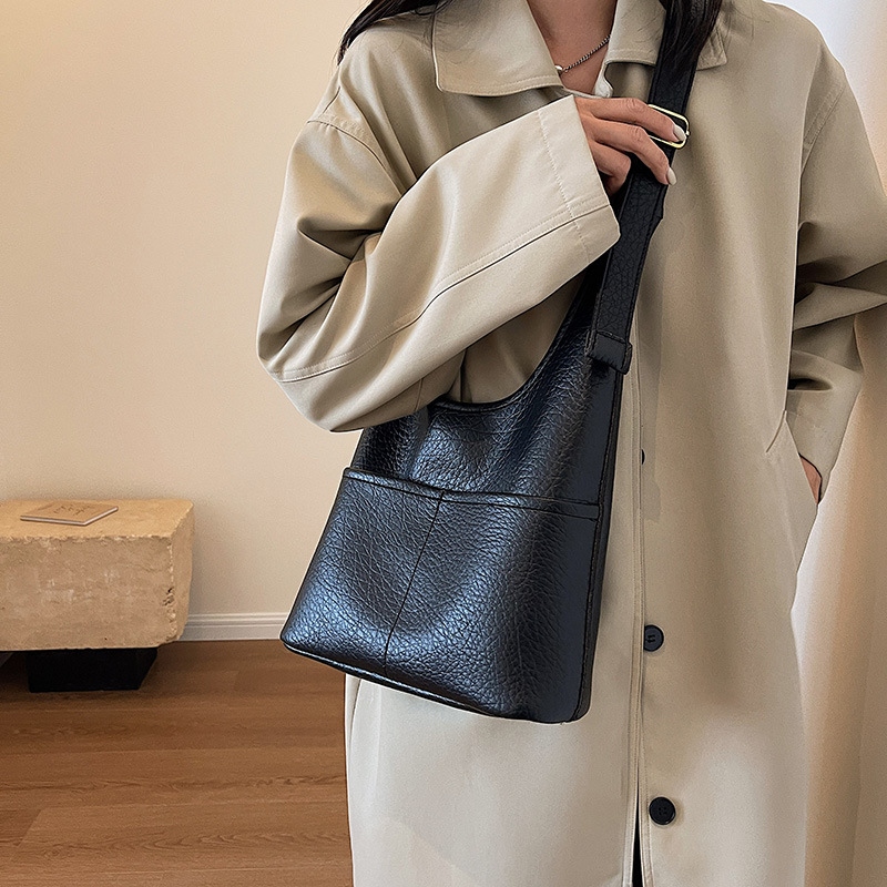 Gran capacidad casual bolsa de axilas para las mujeres 2023 otoño nueva moda casual cubo bolsa de trabajo bolso de hombro de cercanías