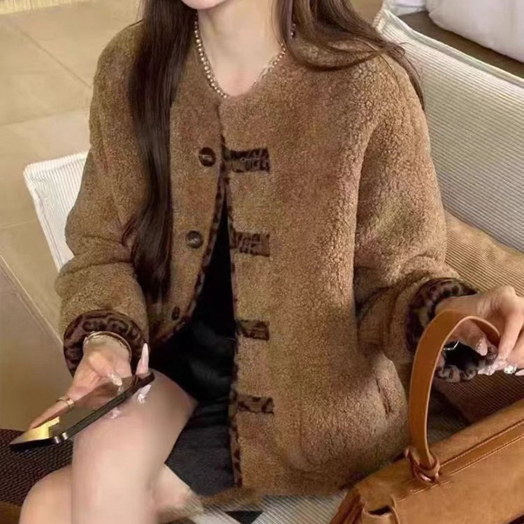 一件代发皮毛一体。加绒加厚双面穿2025秋季新款时尚豹纹短外套女