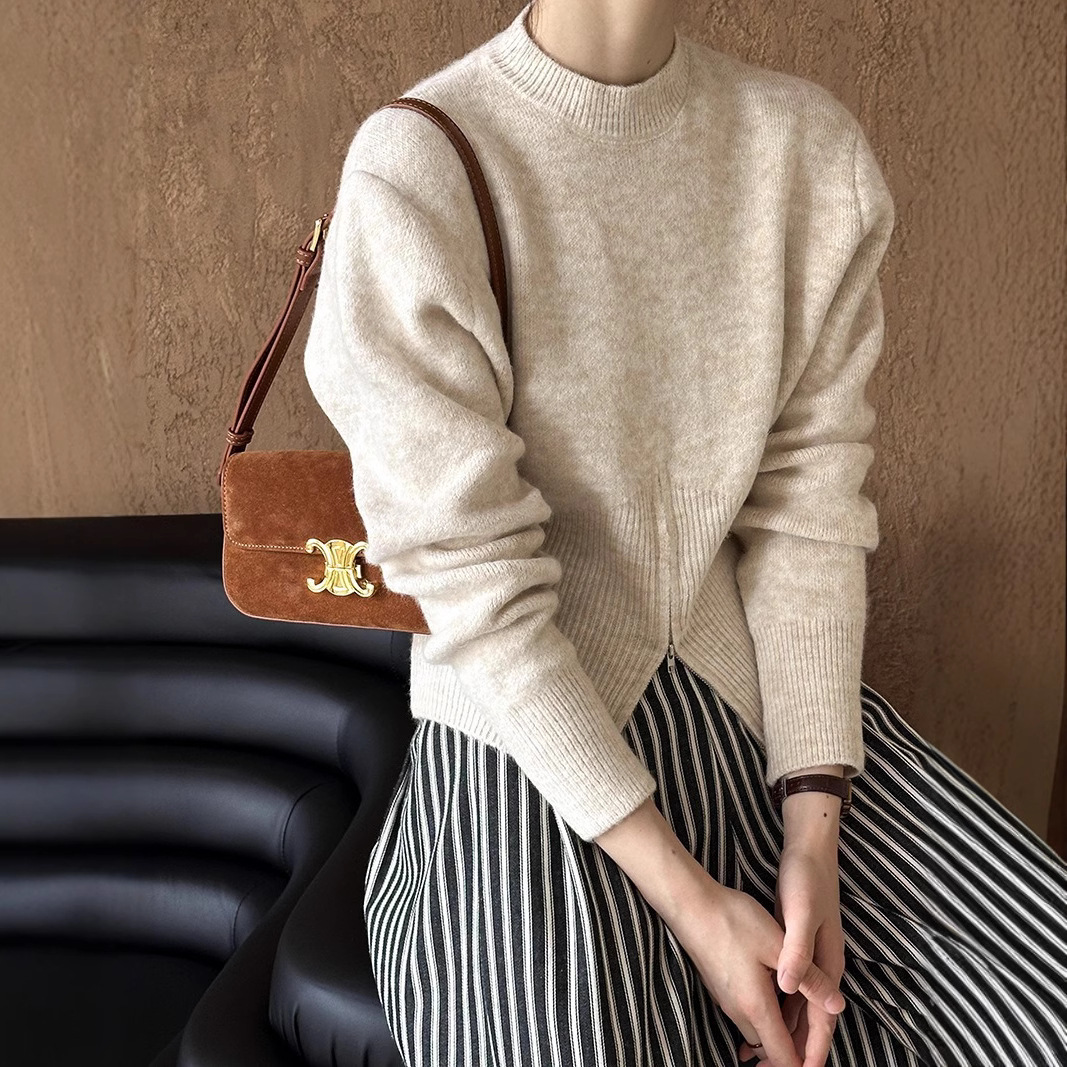Design sweater with zipper with a round collar