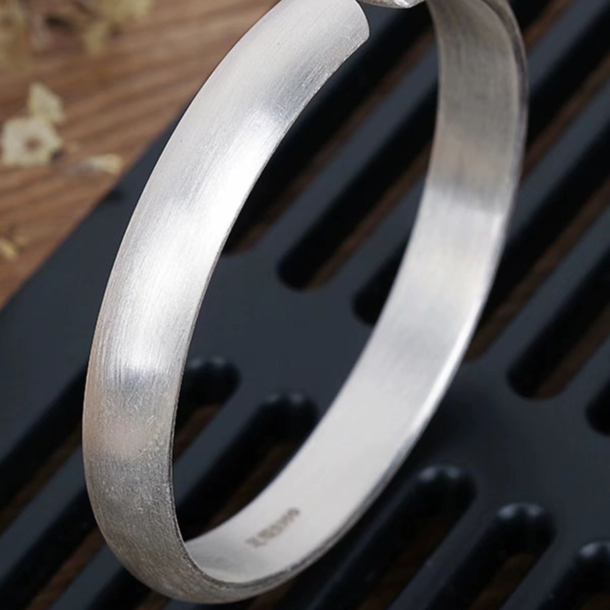 Pulsera brillante plateada de cobre blanco, estilo étnico, simple, brillante, pulseras abiertas, accesorios transfronterizos para mujeres, fabricantes de joyas al por mayor