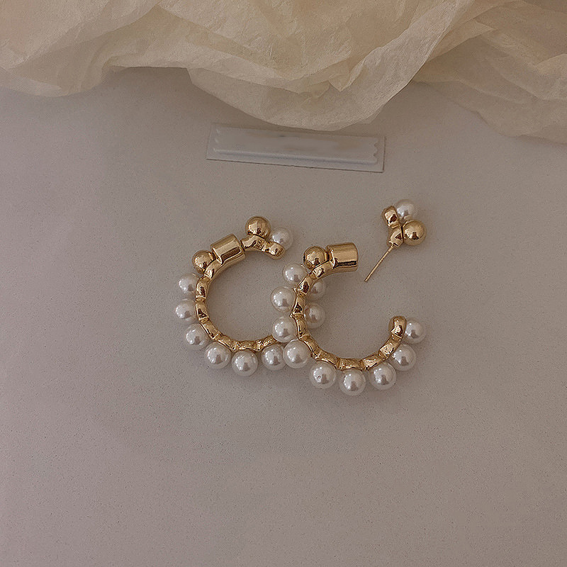 Wholesale Jewelry Retro C-shaped Pearl Earrings Nihaojewelry display picture 4