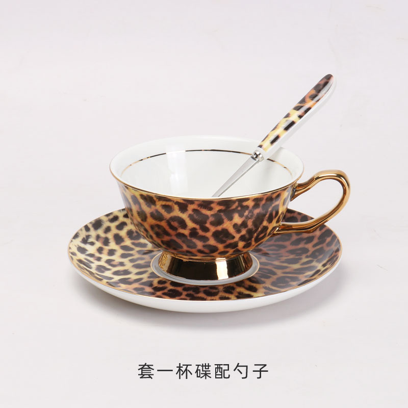 Leopardo de lujo ligero hueso de porcelana taza de café y plato conjunto de taza de té europea en línea exquisita taza de cerámica plato clásico alto valor nominal
