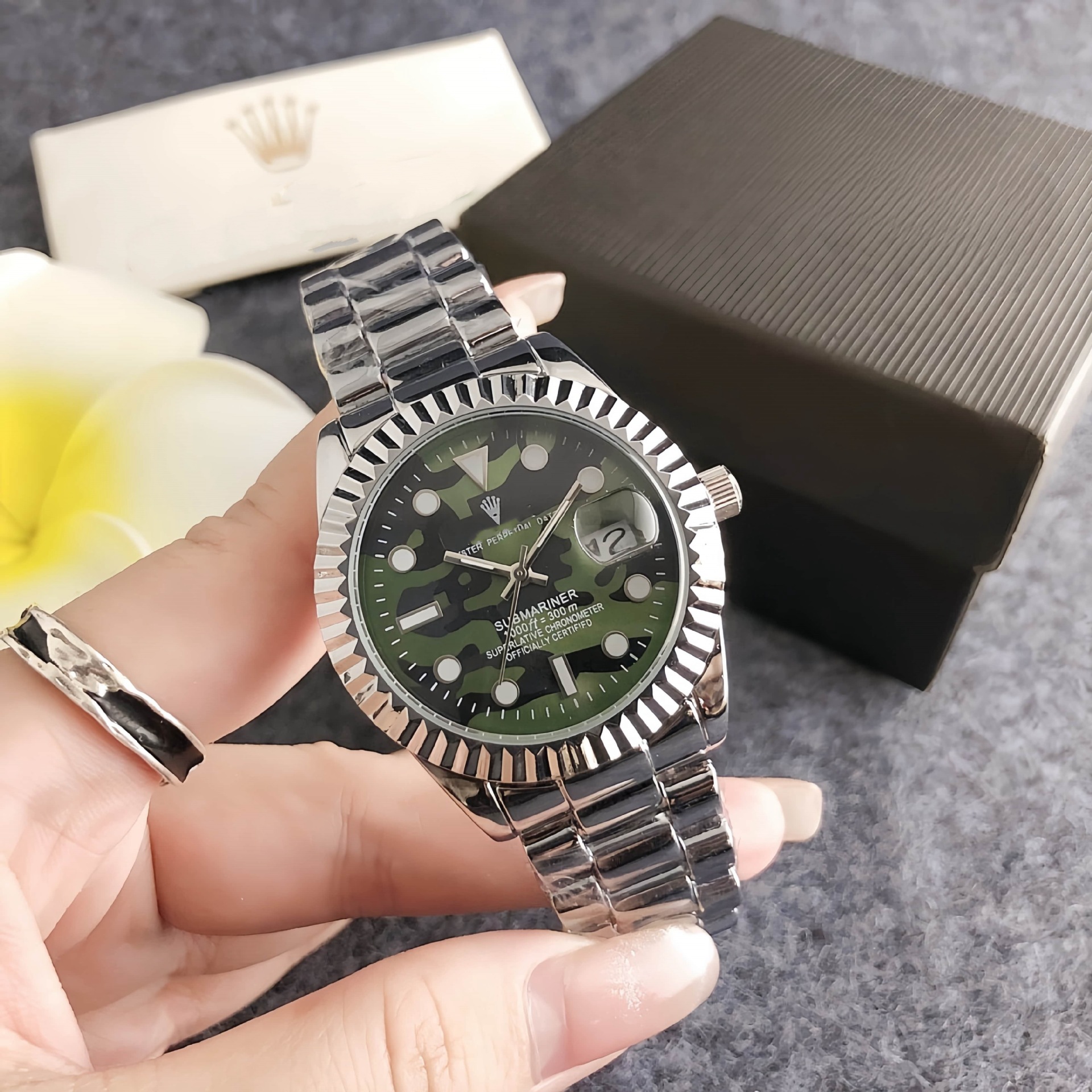 New Log Quartz Watch, Retro Round, Compact and Exquisite Watch, High-End Big-Name Waterproof Fashion Watch