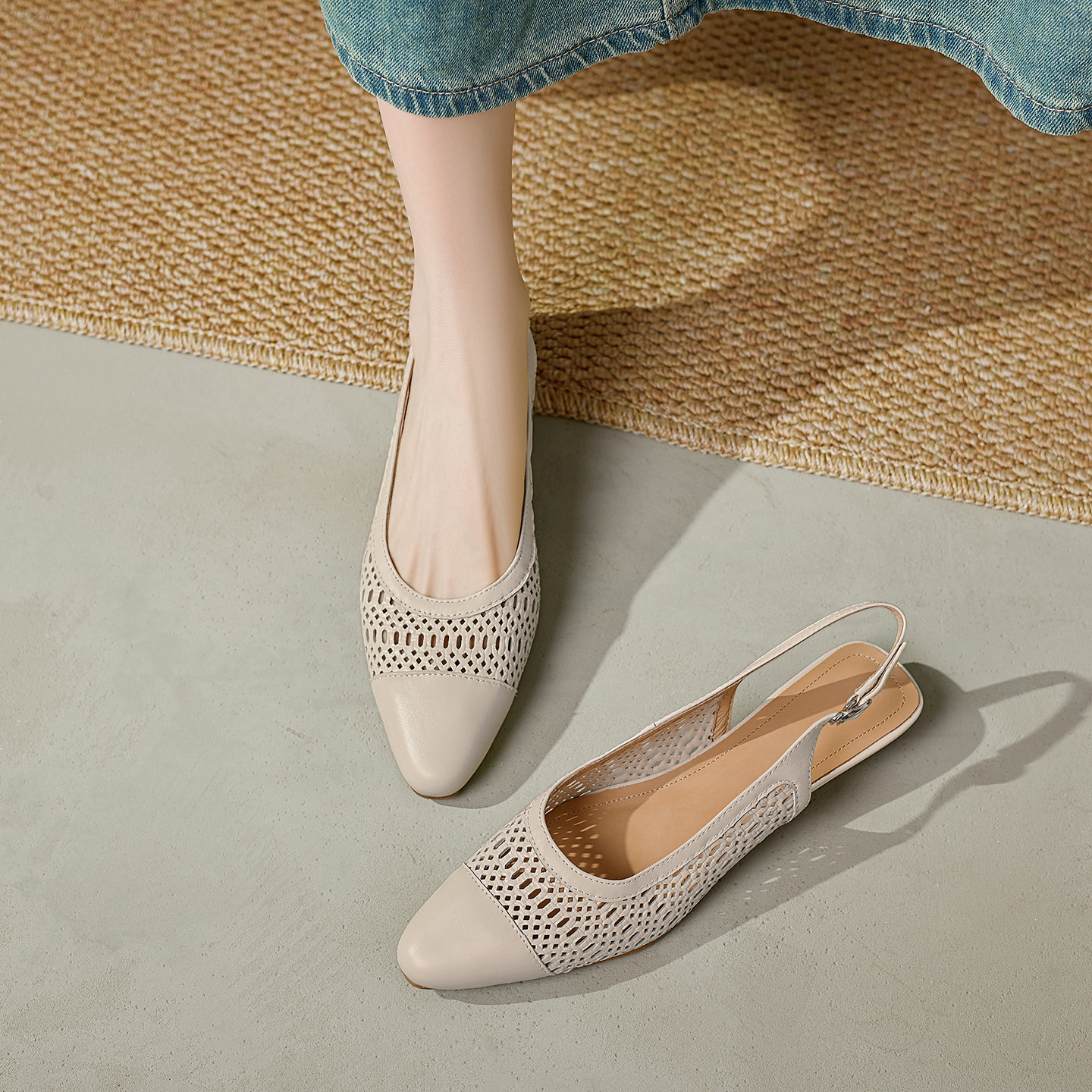 Sandal nữ phong cách vintage mũi kín hở gót đế bệt — Màu caramel