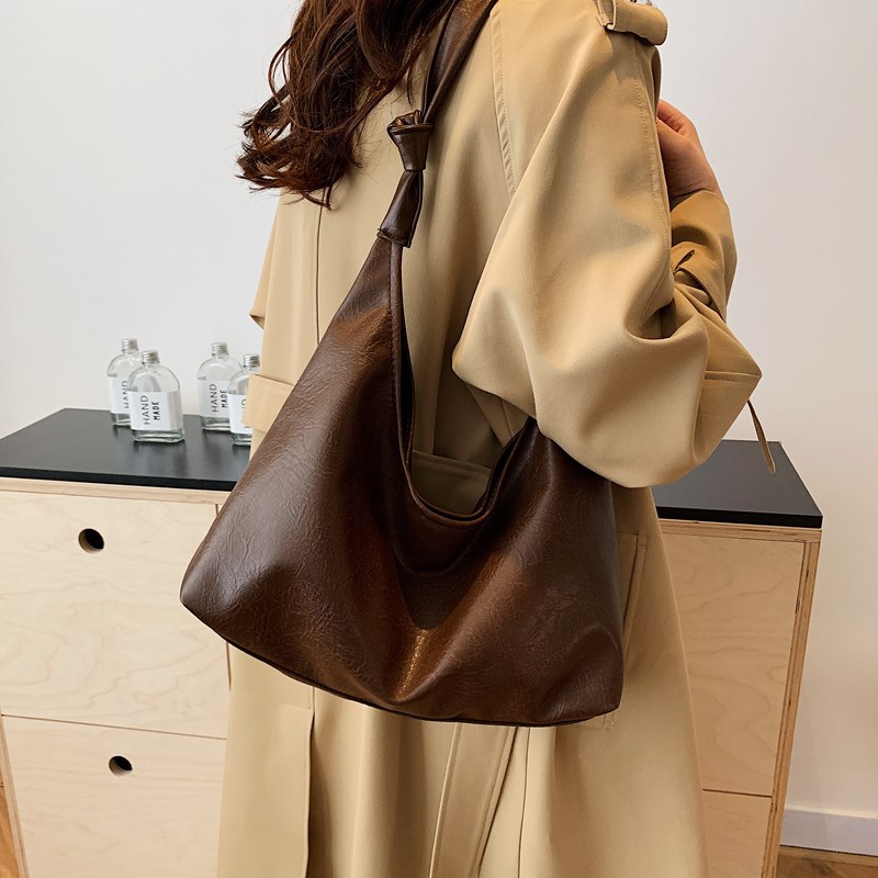 Bolsa de gran capacidad para viajar al trabajo Otoño / Invierno 2024, nueva bolsa de hombro de moda retro simple bolsa de abrigo casual