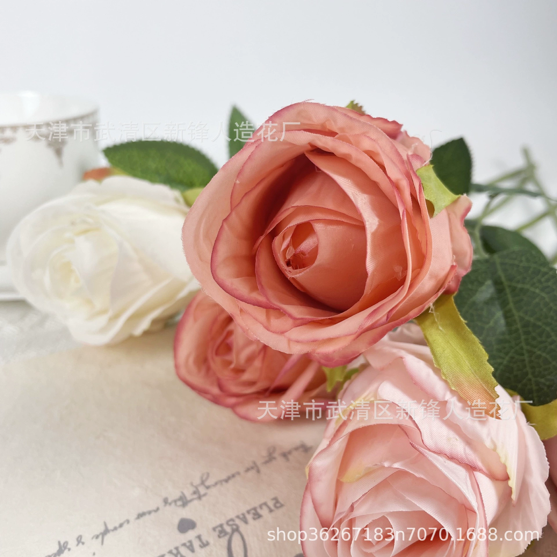 Розовая сливовая ложбинка Bulgarian False Flower Plastic Flower Decoration шелковый цветок Гостиная имитационная цветочная композиция для свадьбы