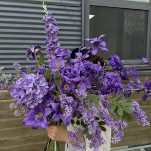 ��ɫϵ���滨��Y�b�c���û��ĵ���Ī�λ��@�L�����m�ٻ�