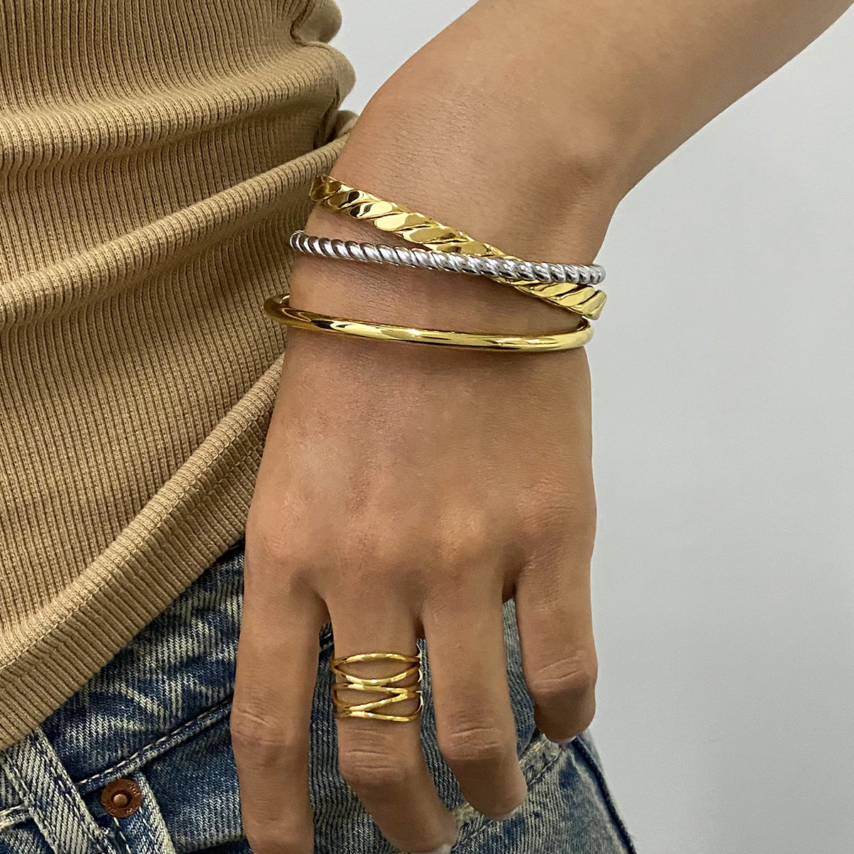 Pulsera de acero titanio estilo europeo y americano Jieding con baño de oro de 18K, joyería de diseño en acero inoxidable, pulsera de acero inoxidable de lujo ligero.