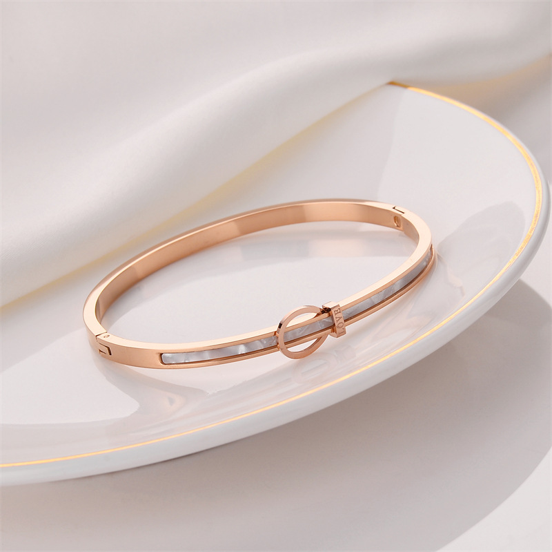 Pulsera de titanio y acero para mujer, diseño moderno y sencillo, pulsera de lujo que no se desvanece, venta al por mayor en stock.