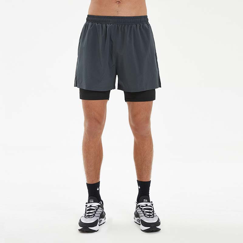Pantalones cortos de secado rápido de doble capa para hombres de verano fitness pantalones de entrenamiento multibolsillos transpirables de alta elasticidad en stock al por mayor