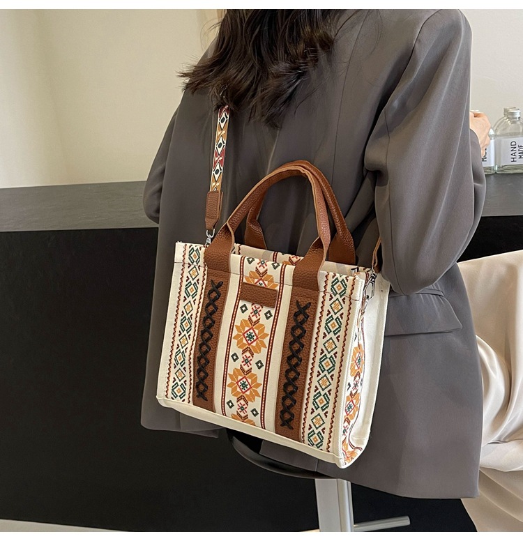 Women's Large Canvas Flower Elegant Vintage Style Streetwear Square Zipper Tote Bag display picture 12