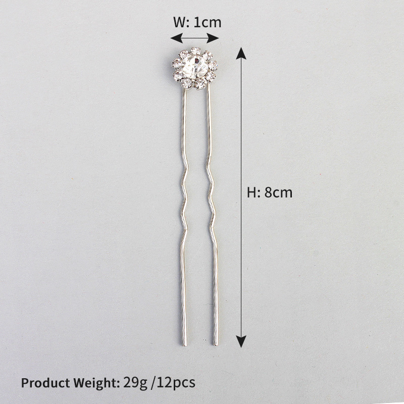 欧米の新婦の髪のアクセサリーのドリルは針を挿します。|undefined