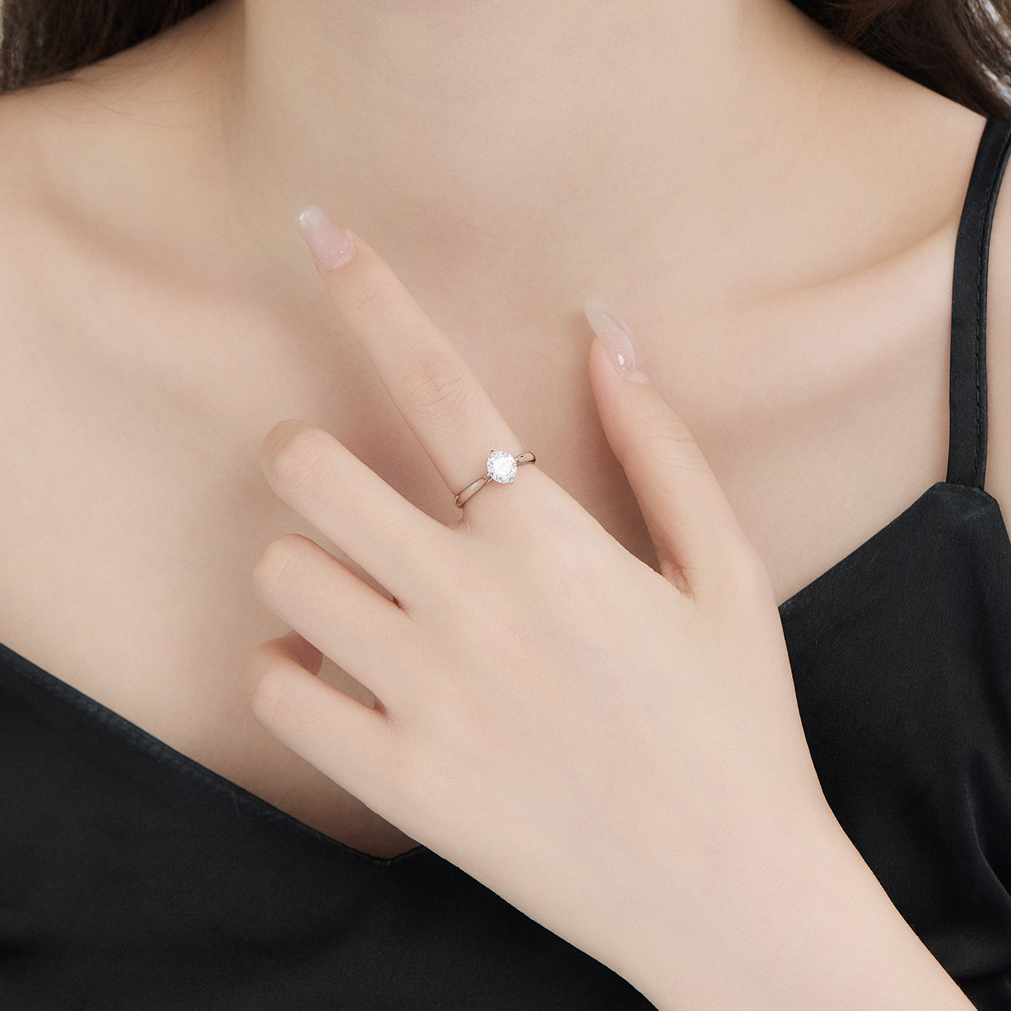 Xuping simple mosaico de una sola gema artificial de cuatro garras anillo de moda pareja en anillo de boda de estilo