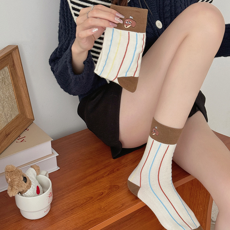 漫画の子犬の靴下の女性の中筒の靴下の秋冬の純色の日本のかわいい縁の積み重ねの靴下の復古のカレーのストッキング|undefined