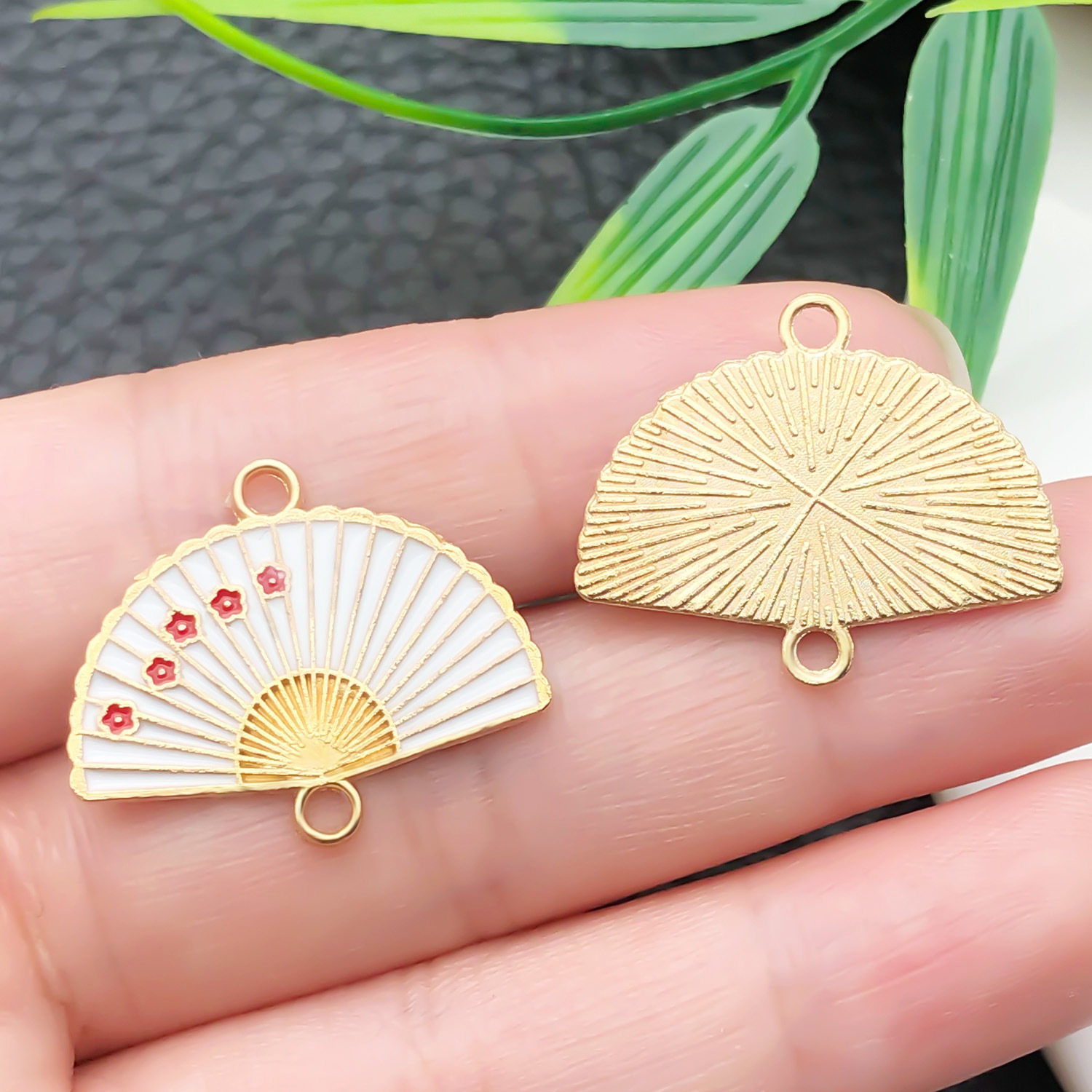 22452-ZH-白色滴油锌合金中国风双吊梅花扇子24x19