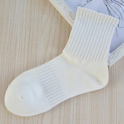 ��Ͳ������ϵ�⴩�ٴ��˶������кڰ״�ɫ��Լ����