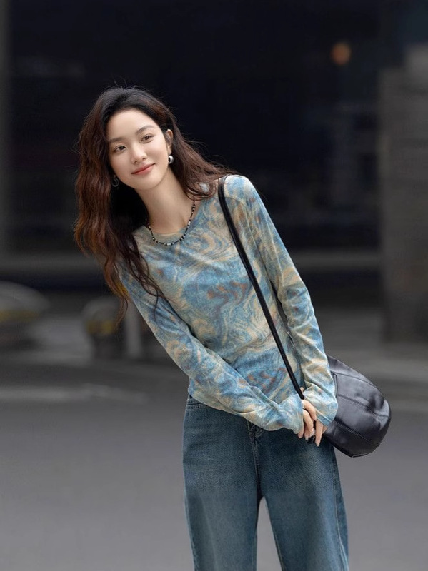 Tシャツの女性の長袖の2025春の服装の新型の洋気の底のシャツの丸首の中でプリントの韓国版の修身がやせている上着を現します。|undefined