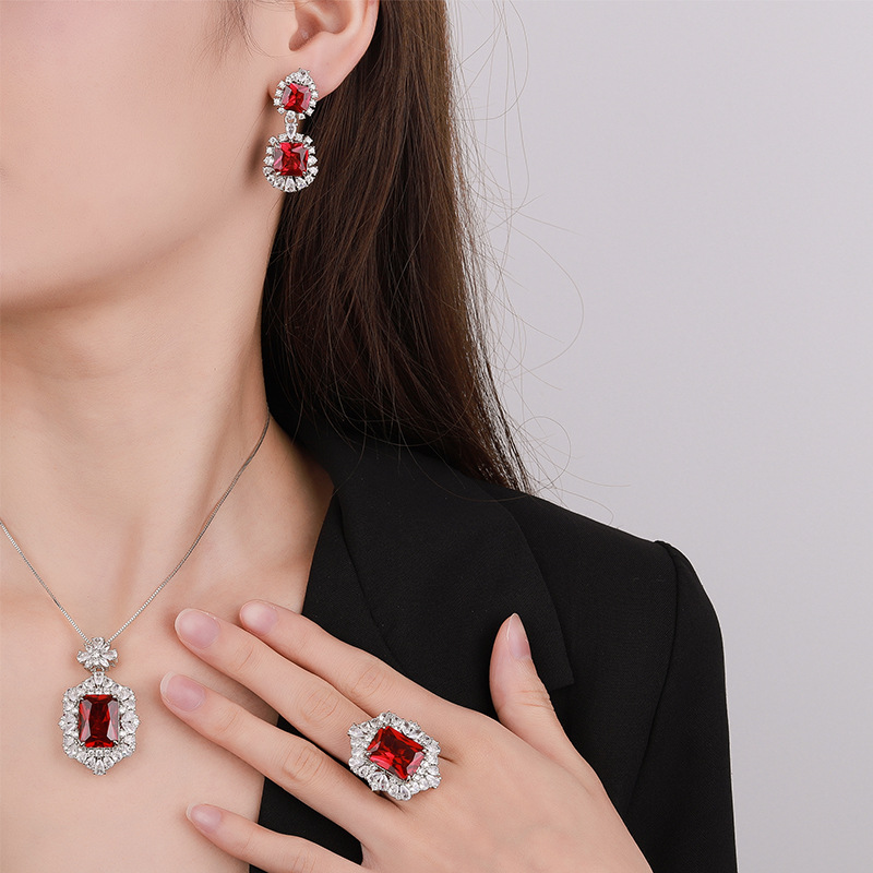 2023 Nueva Zhuang Sheng joyería de cobre inferior chapado en oro de simulación rojo corindón retro de alto grado traje cuadrado femenino 12*16