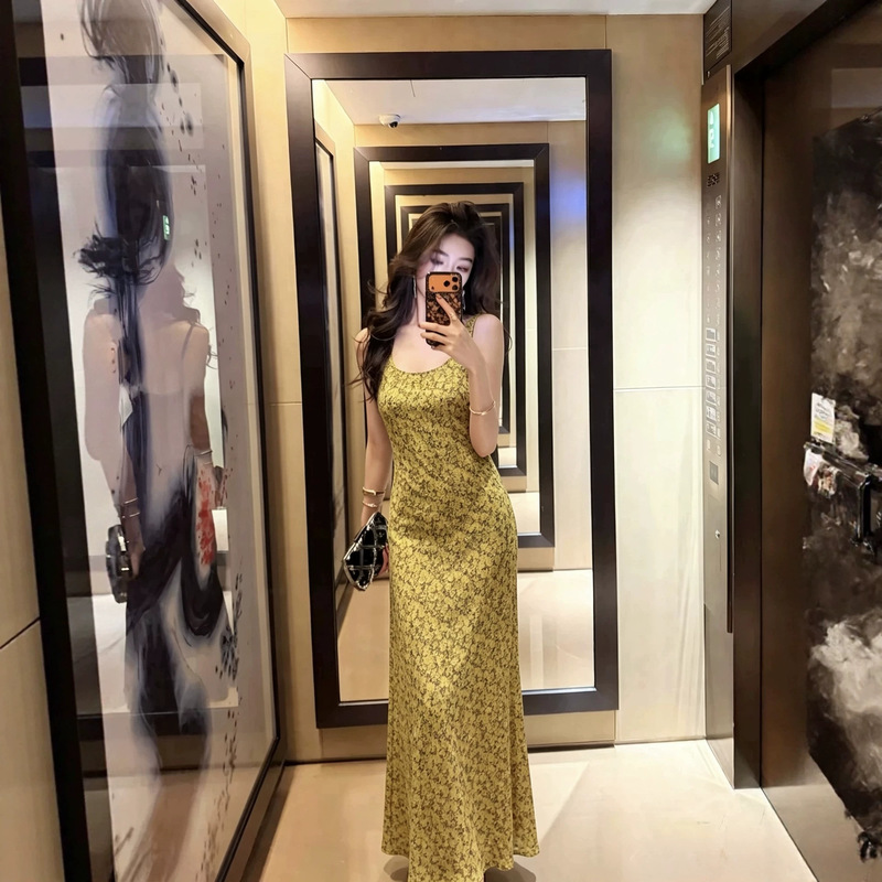 Floral mustard yellow fine silk bias-cut dress, Shenzhen Nanyou fashion boutique women's slim-fit long dress Floral mustard yellow fine silk bias-cut dress, Shenzhen Nanyou fashion boutique women's slim-fit long dress
