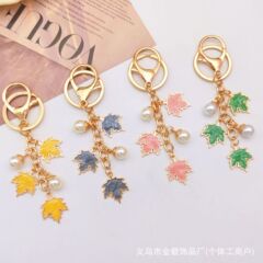 メープルリーフパールキーホルダー合金カラフルなリーフバッグ装飾ヘッドフォンカバーペンダント親友やカップルへの小さなギフトとして