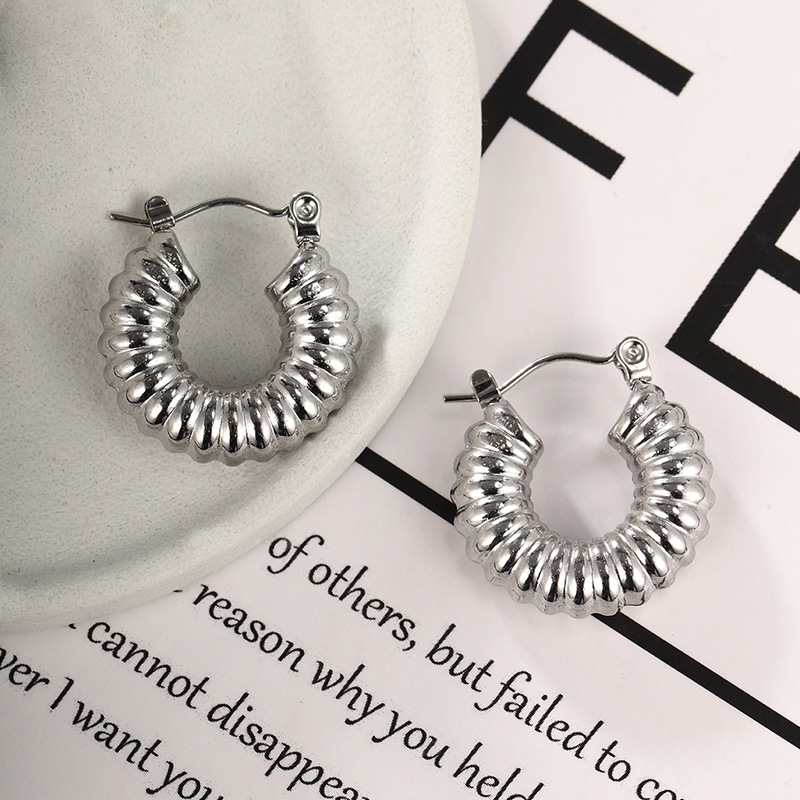 Xuping joyería pendientes de acero inoxidable personalidad europea y americana pendientes fríos geometría simple pendientes de torsión al por mayor mujeres