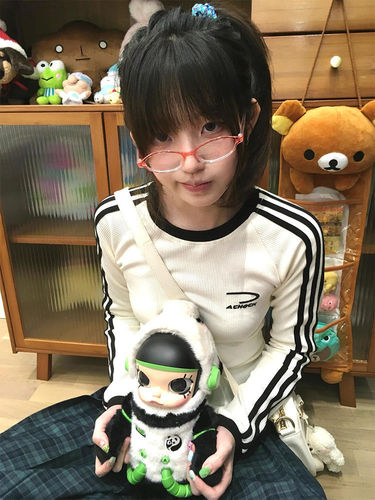 [210g, 40-count Faux Cotton] Embroidered Crew-Neck Long-Sleeve T-Shirt for Women, Patchwork Design with Three Stripes, Slim-Fit, Cropped Style, Available in Apricot