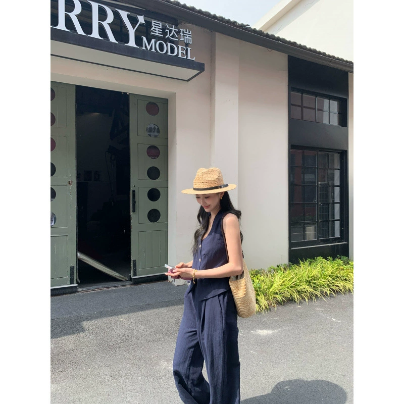 Настоящая фотография модного жилета, летних повседневных широких брюк с высокой талией, элитного комплекта из двух предметов.