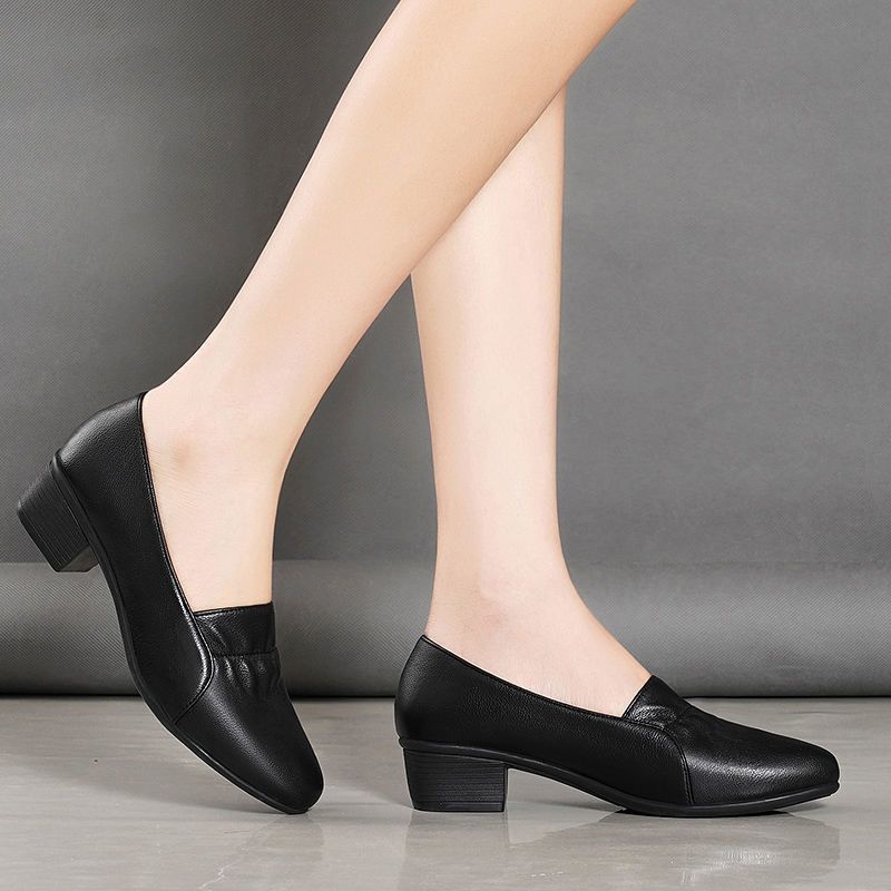 Suela suave de cuero de moda madre nueva primavera y verano zapatos de mujer zapatos de trabajo cómodos antideslizantes zapatos de cuero versátiles tacones gruesos