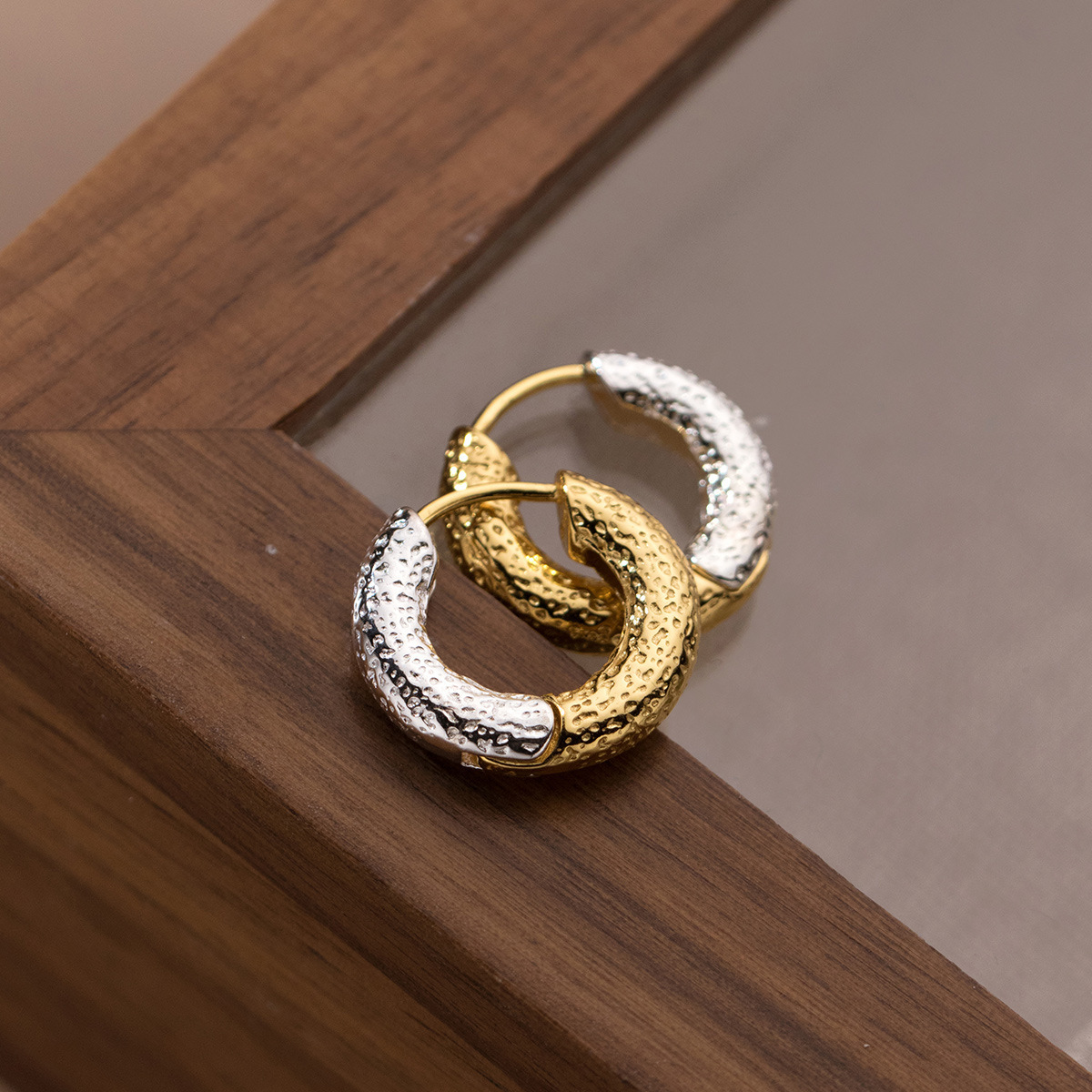 Moda europea y americana de dos colores pendientes de plata cóncavo-convexa textura hebilla de oreja ins oro y plata contraste color diseño temperamento oreja joyería