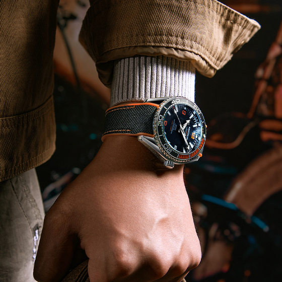 Fake mechanical seahorse watch men's fashion tape calendar luminous hollow-out transparent quartz watch wholesale men's watch