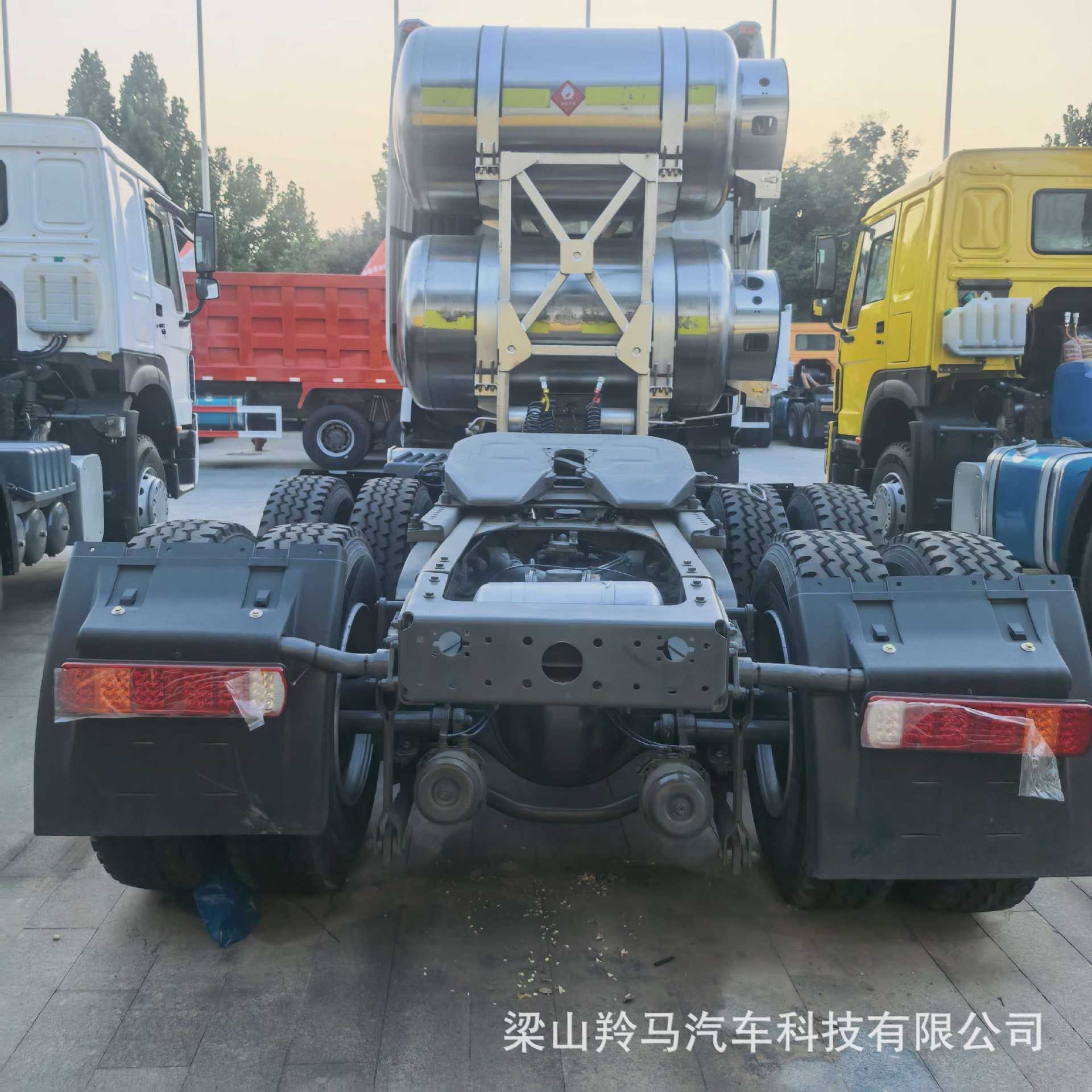Supply of Sinotruk heavy-duty truck HOWO tractor head, semi-trailer heavy-duty trailer HOWOT7H, dual-drive tractor head