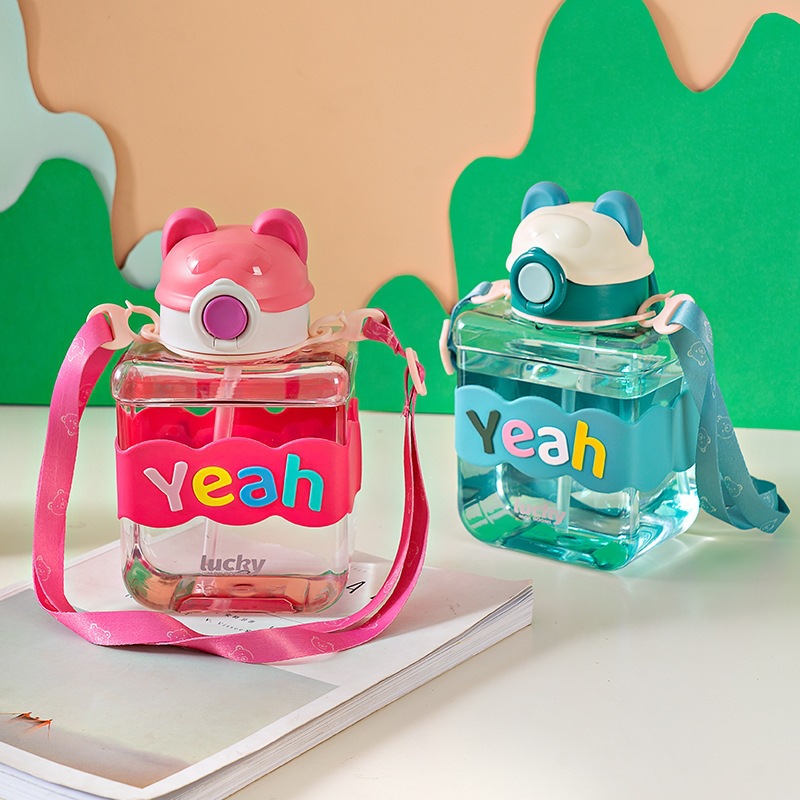 Yitong6372 nuevos productos tazas de plástico divertidas tazas de plástico para niños tazas cuadradas sí cinturón tazas de agua de plástico con tapa de bomba