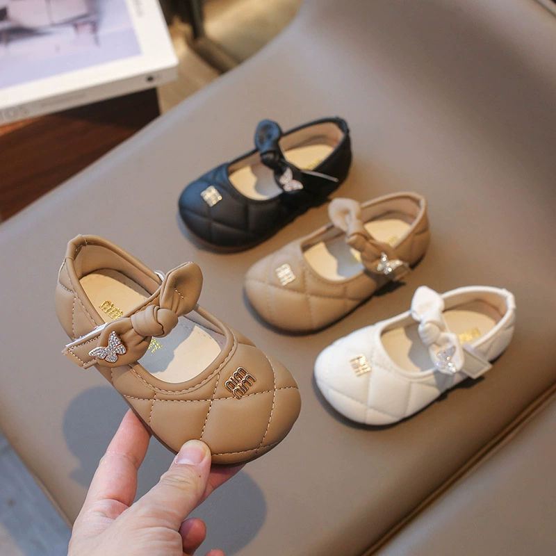 Детская модная кожаная обувь 2025, летняя новая модель для девочек, маленькие, средние и большие размеры, модные туфли-принцессы для девочек с бантиком на плоской подошве.