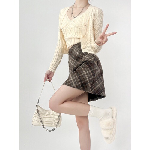 Large size slightly fat MM woolen skirt autumn and winter retro short skirt for women with high waist A-line plaid bag hip skirt pear shaped figure
