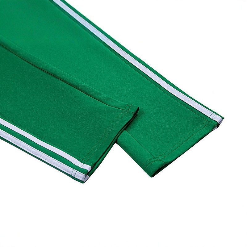 Trendige grüne Sporthose mit drei Streifen für Herren, locker geschnitten, gerade geschnitten, im Schuluniform-Stil._voghion.com