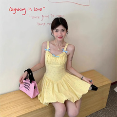ドーパミン黄色のストラップワンピース女性の甘い小柄な休暇風の波点のつぼみのスカートは腰の蓬のスカートの夏を収めます。