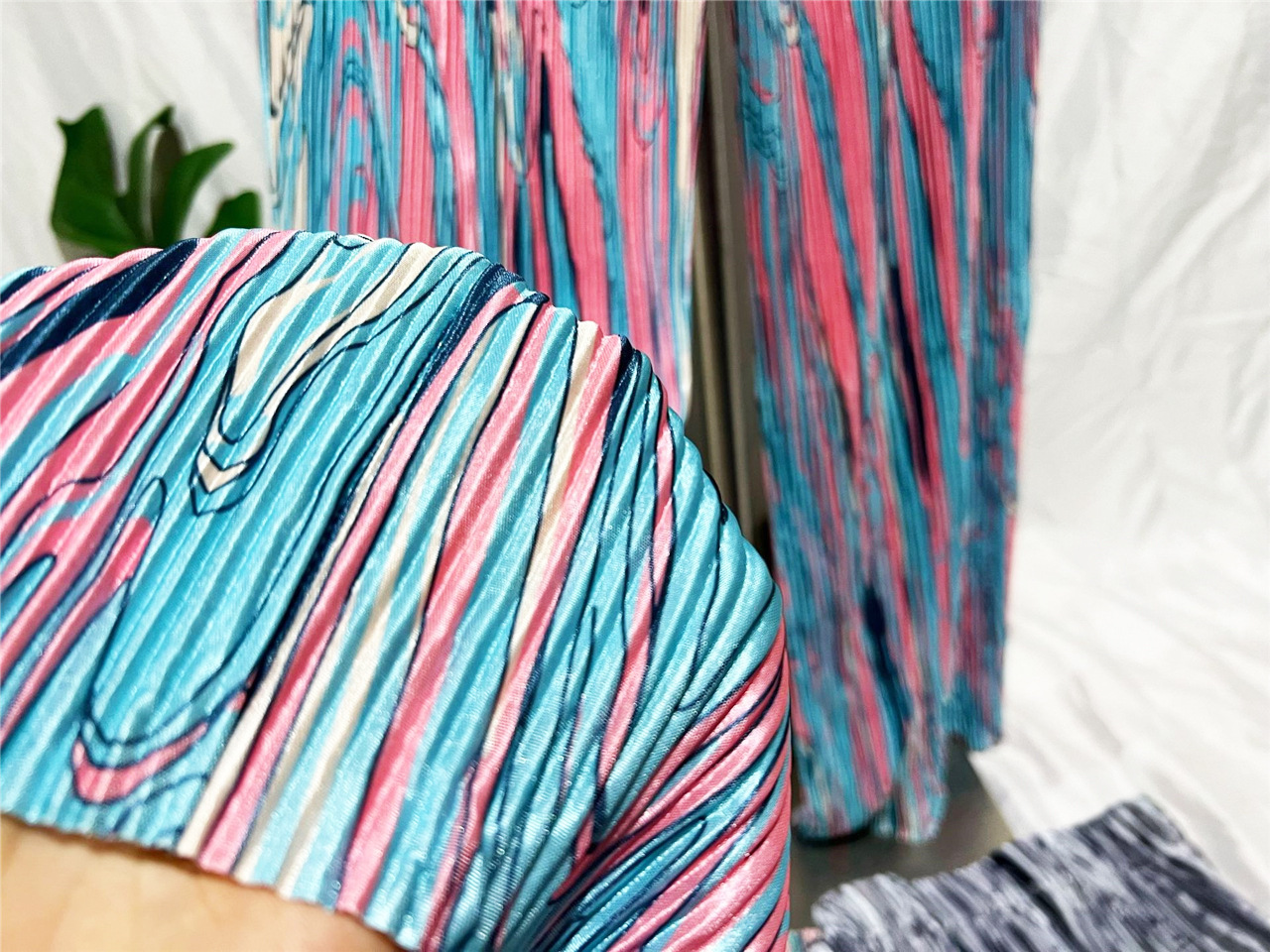 I nuovi pantaloni larghi a gamba larga da donna sono pantaloni indonesiani malesi slim e pieghettati tinti in cravatta._voghion.com