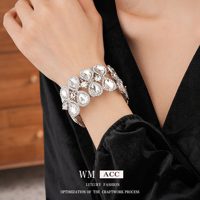 Brazalete de geometría de gota de agua hueca de diamante de moda transfronteriza lujosa ligera de alta sensación de pulsera de nicho de diseño europeo y americano