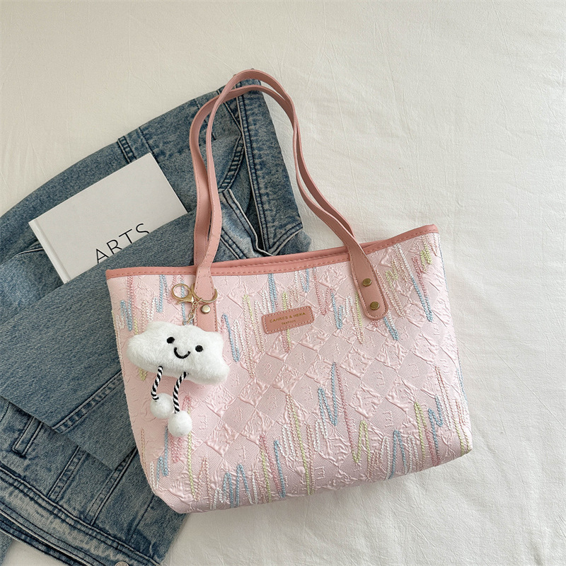 펜던트가 달린 핑크