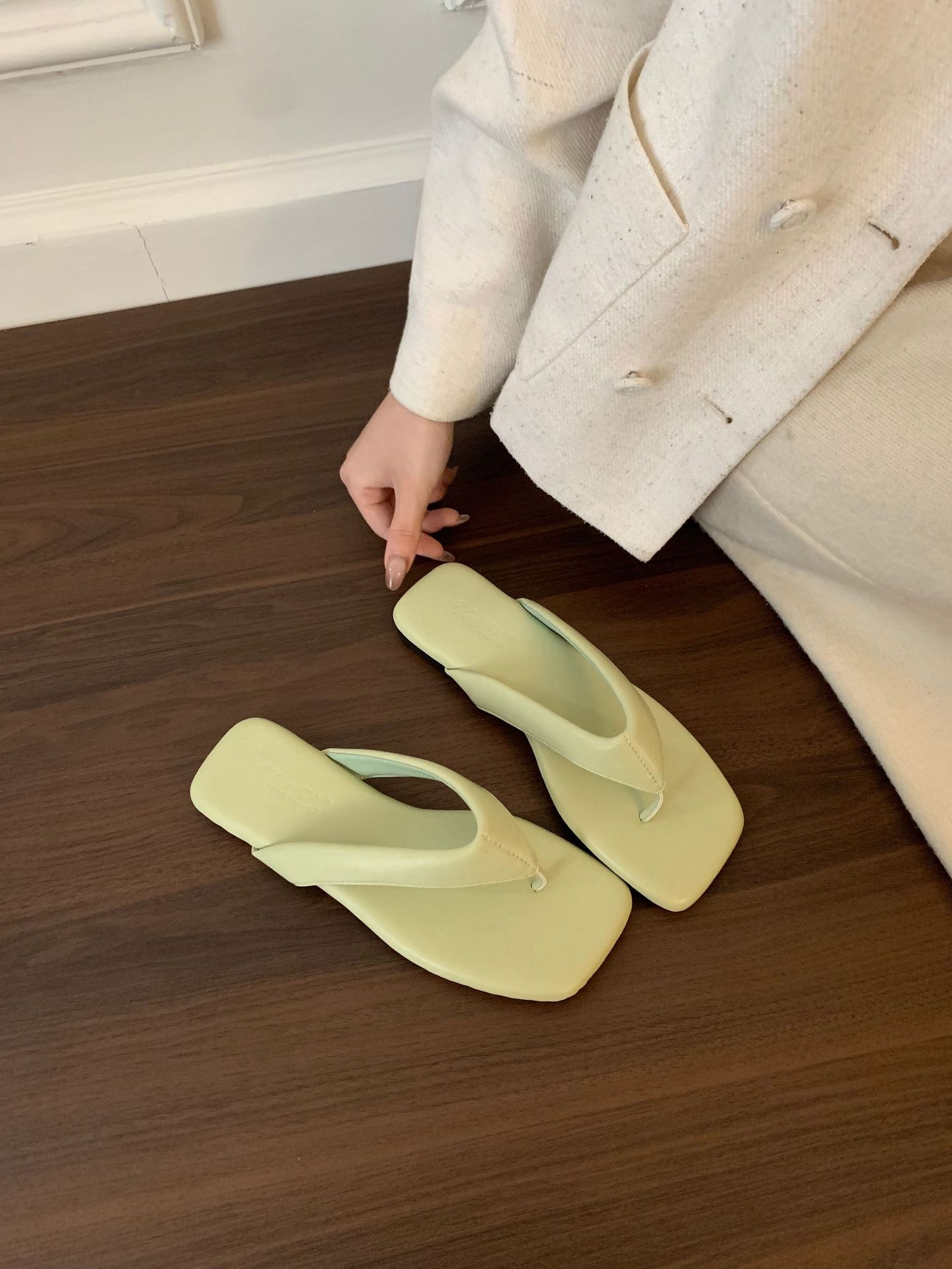 Chanclas planas de moda, chanclas, ropa exterior de mujer, sandalias plateadas de verano junto al mar, zapatos de playa, sandalias de nicho